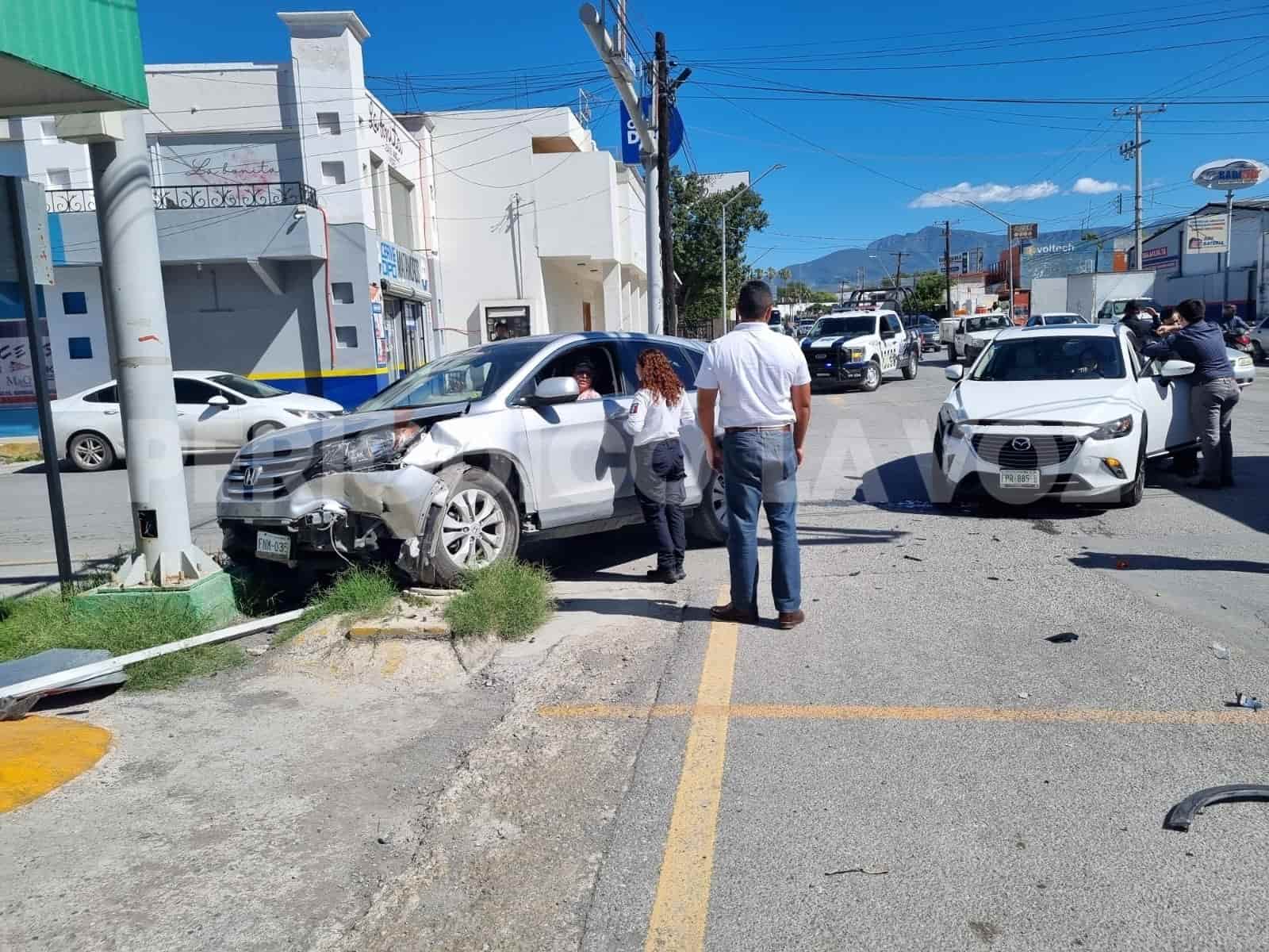 ‘Rebota’ camioneta en base de semáforo