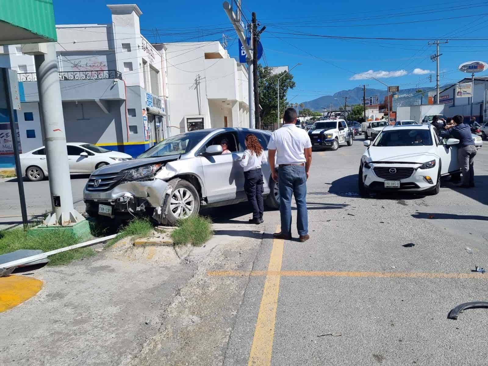 ‘Rebota’ camioneta en base de semáforo