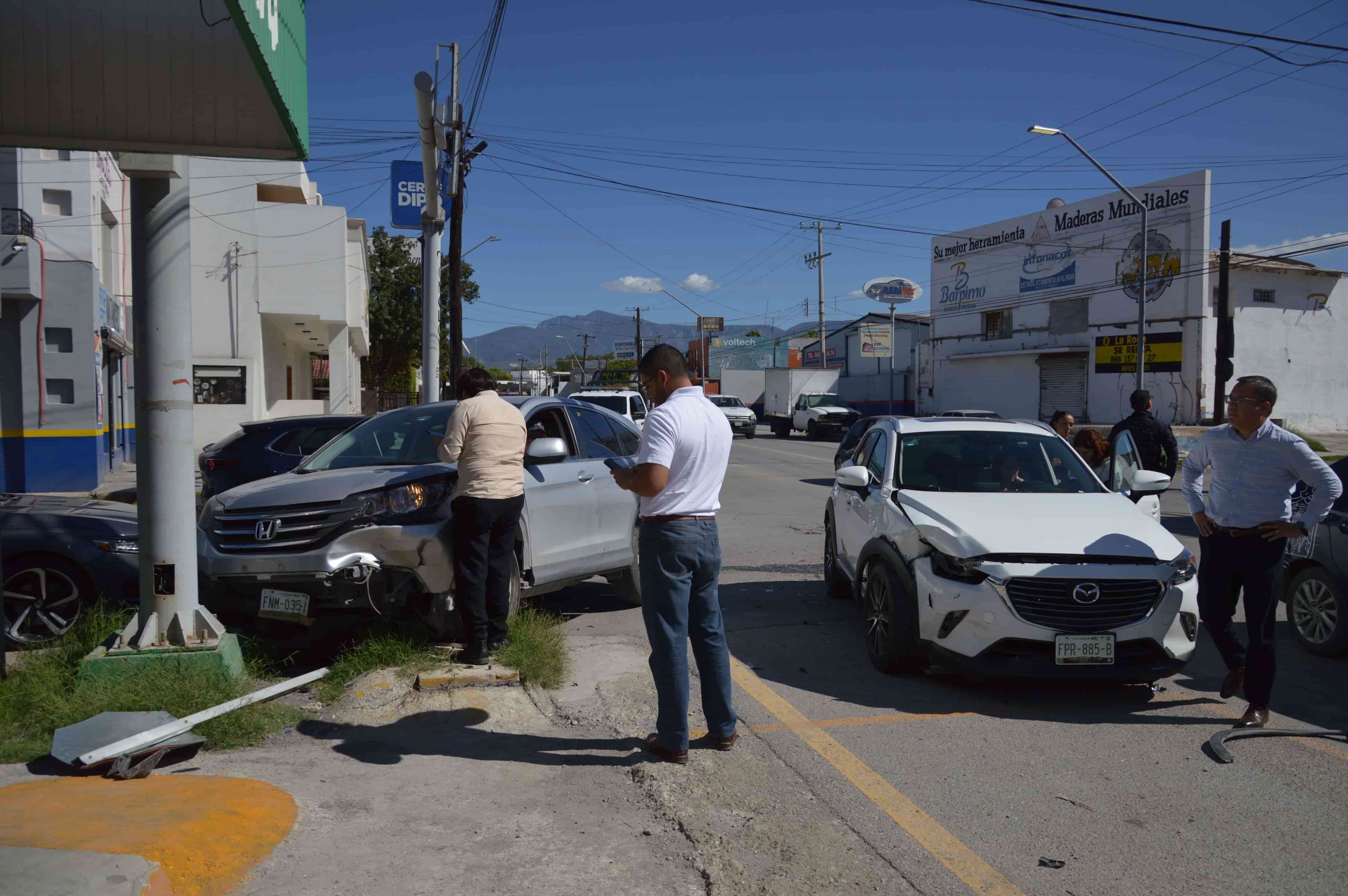 ‘Rebota’ camioneta en base de semáforo