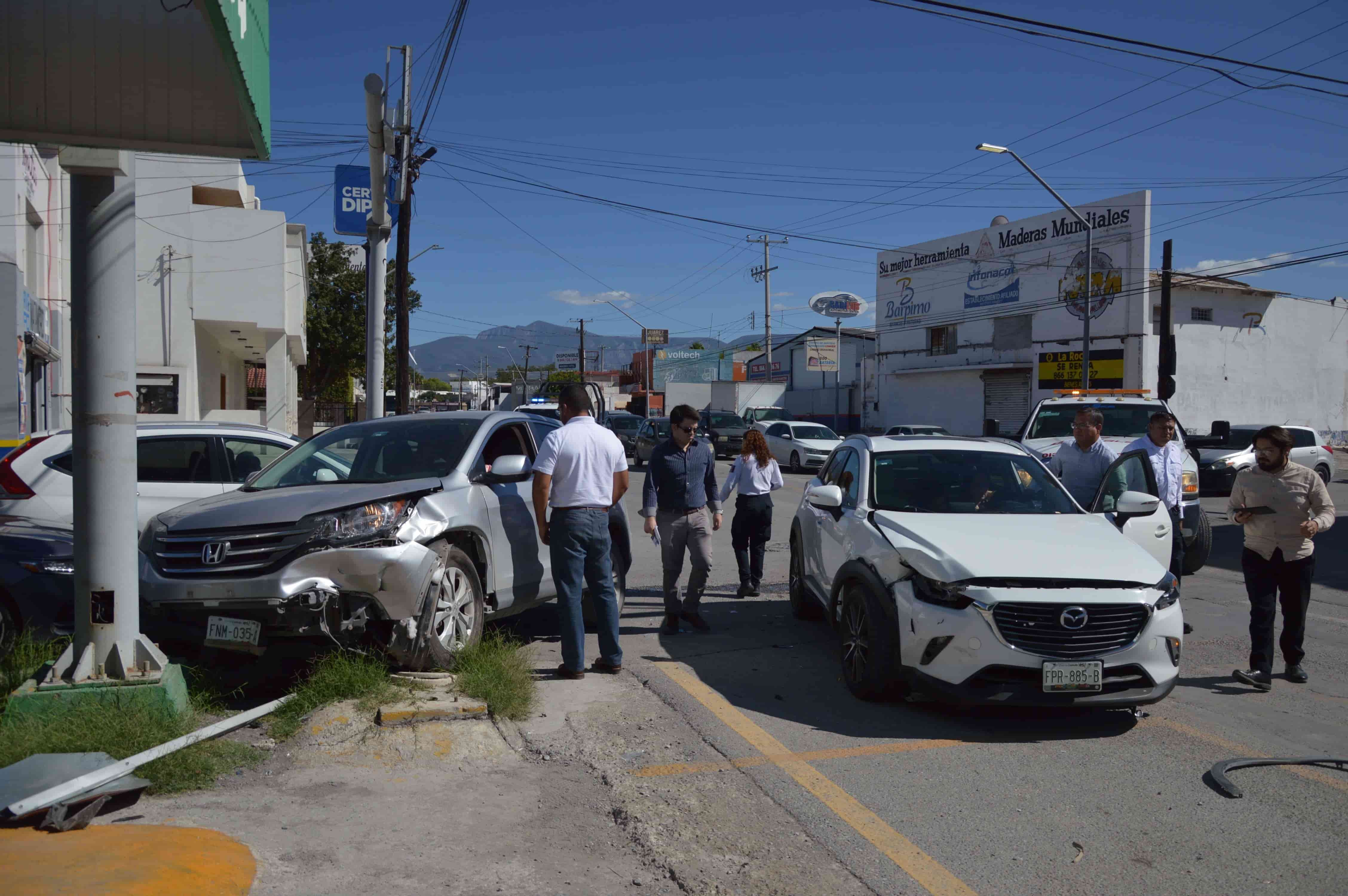 ‘Rebota’ camioneta en base de semáforo