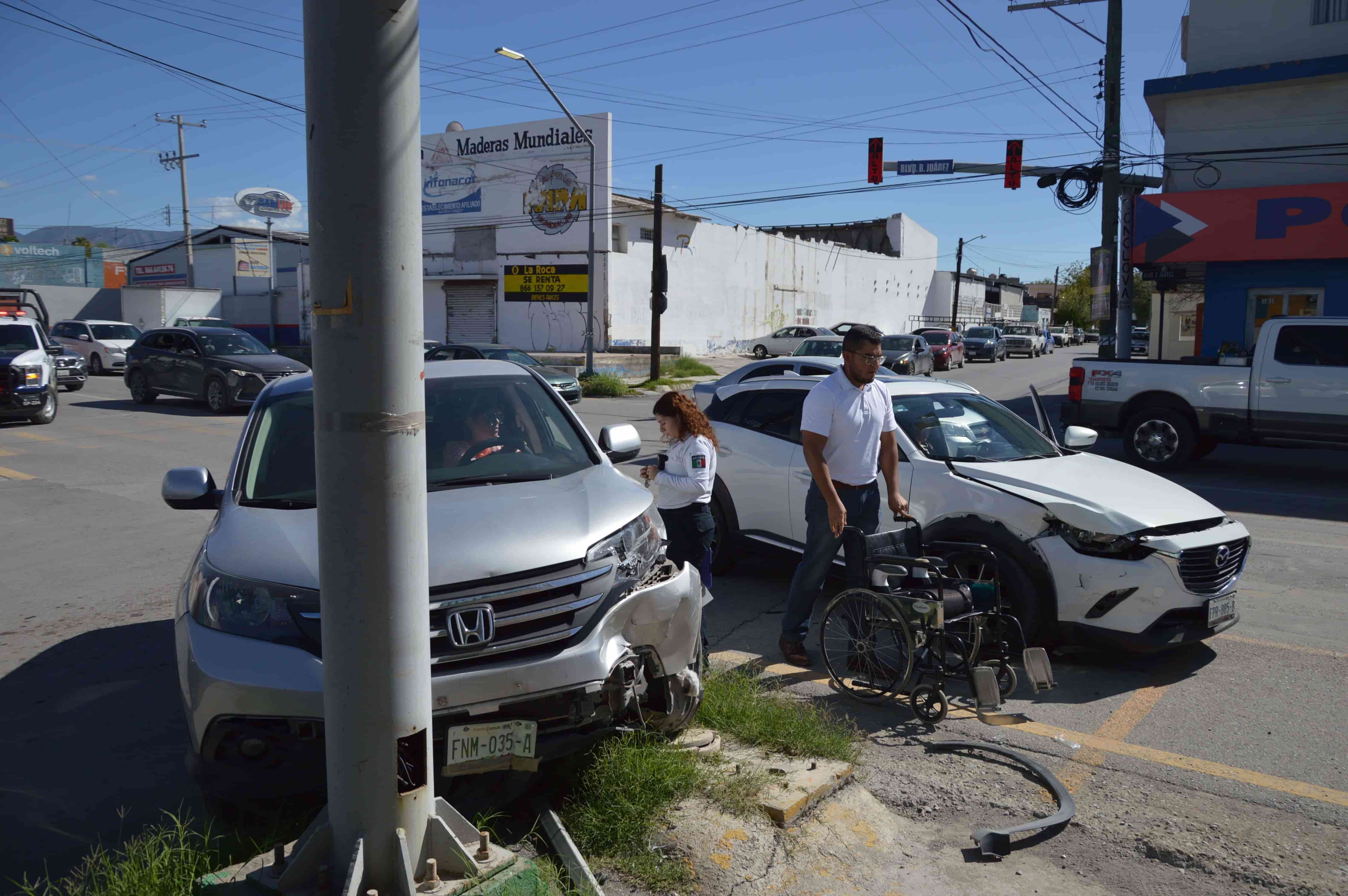 ‘Rebota’ camioneta en base de semáforo