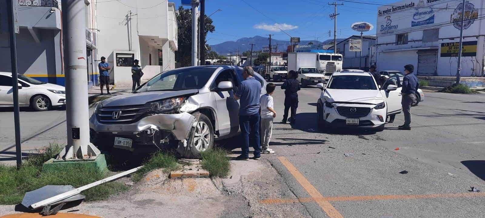 ‘Rebota’ camioneta en base de semáforo