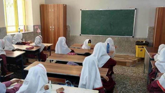 Irán prohíbe enseñar idiomas extranjeros en escuelas primarias