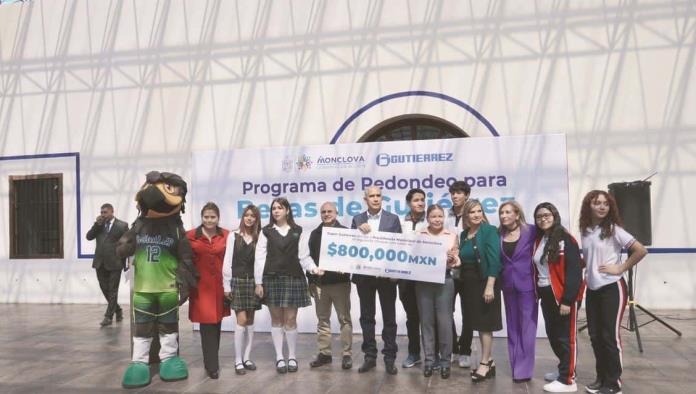 Súper Gutiérrez reparte becas a alumnos de ‘prepa’ y universidad