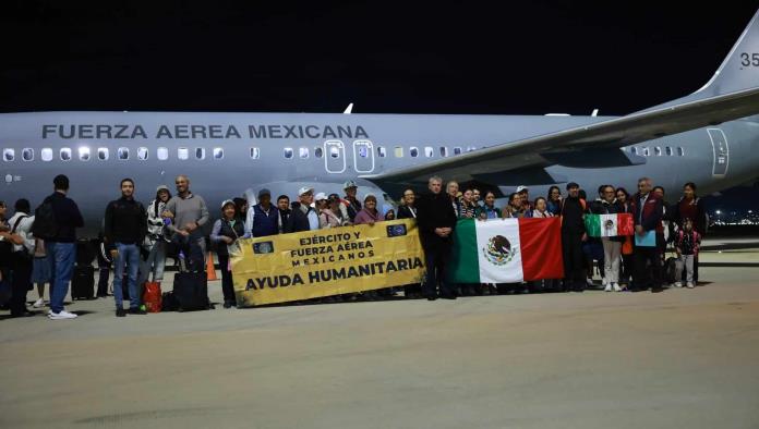 Llegan 275 mexicanos rescatados de Israel en dos aviones de la FAM