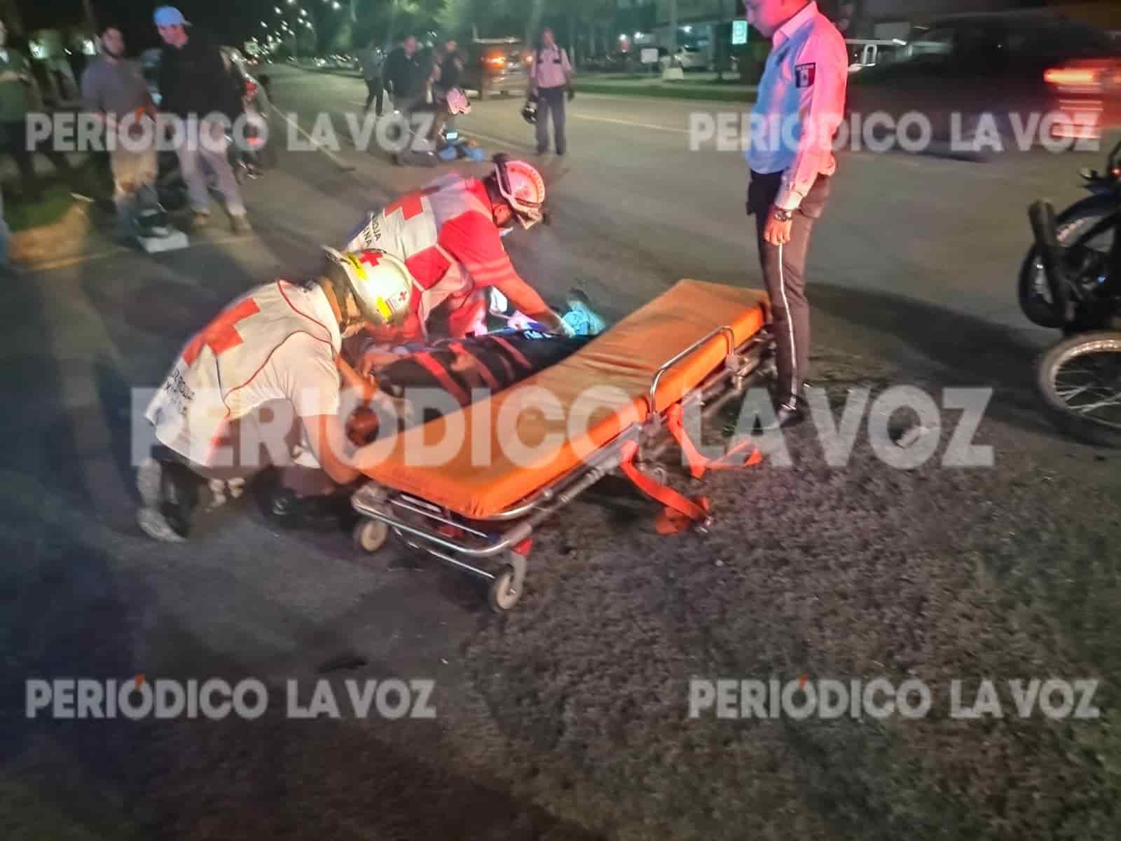 Estrellan moto  en auto del año 