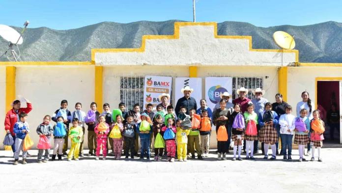 Cercano Alcalde a alumnos de ejidos