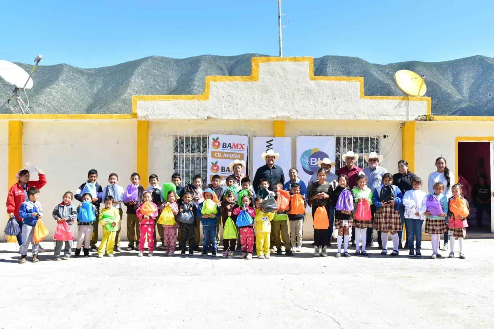 Cercano Alcalde a alumnos de ejidos