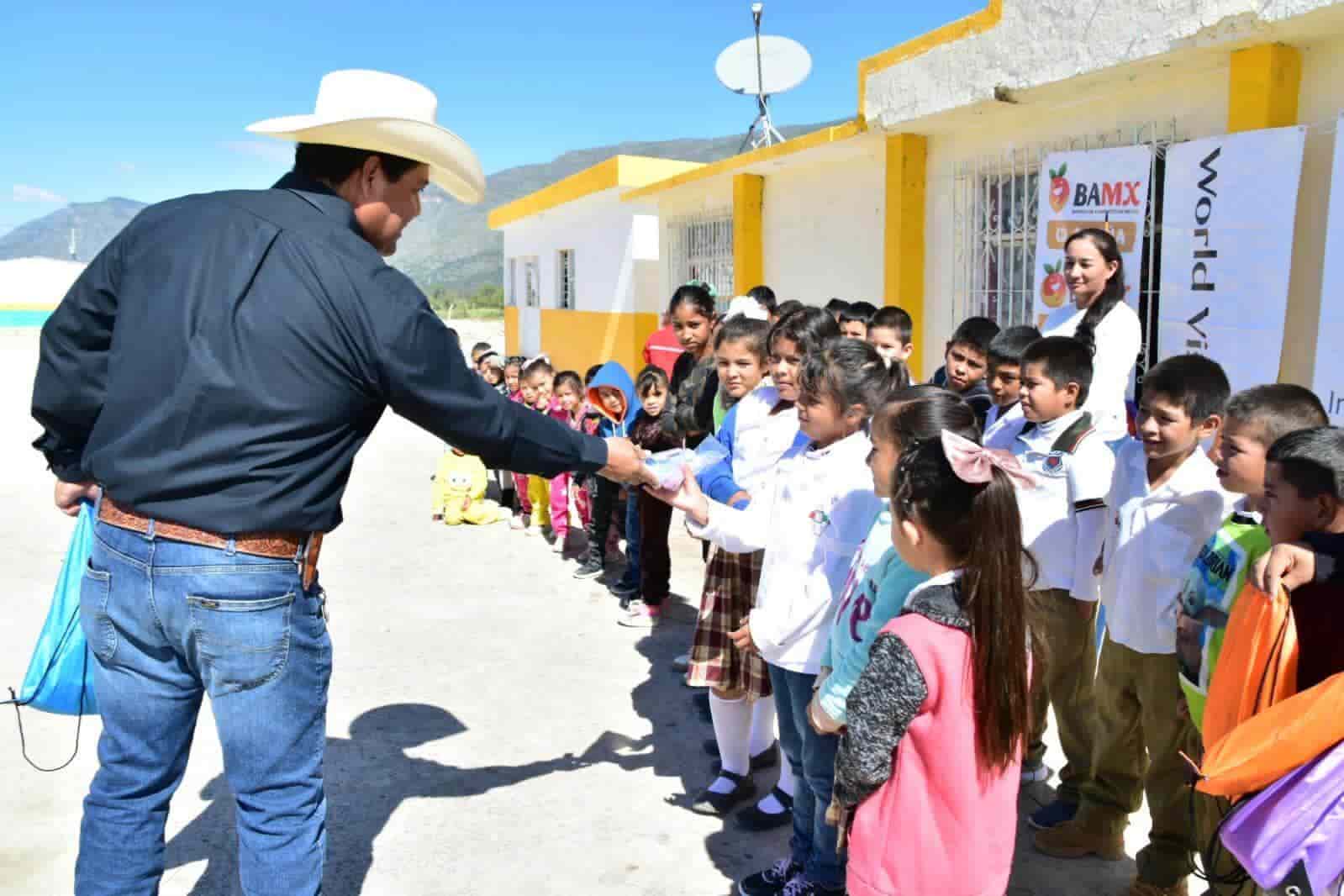 Cercano Alcalde a alumnos de ejidos