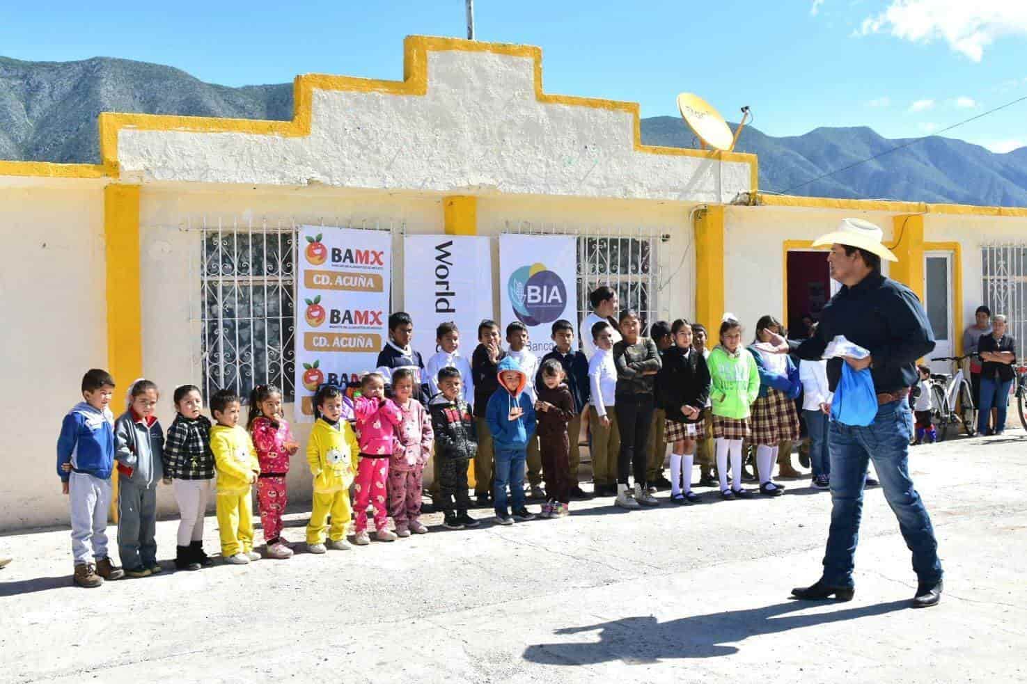 Cercano Alcalde a alumnos de ejidos