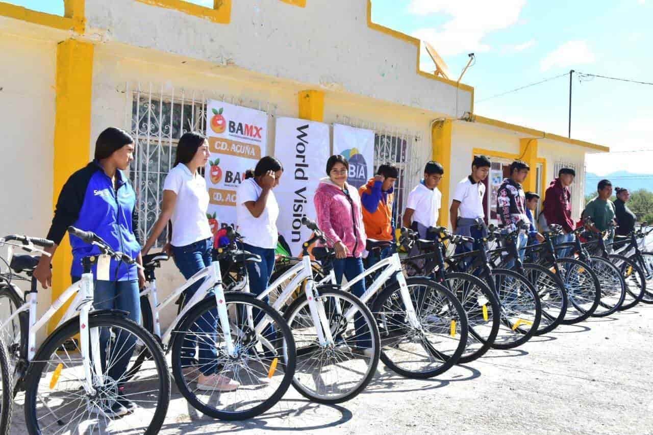 Cercano Alcalde a alumnos de ejidos