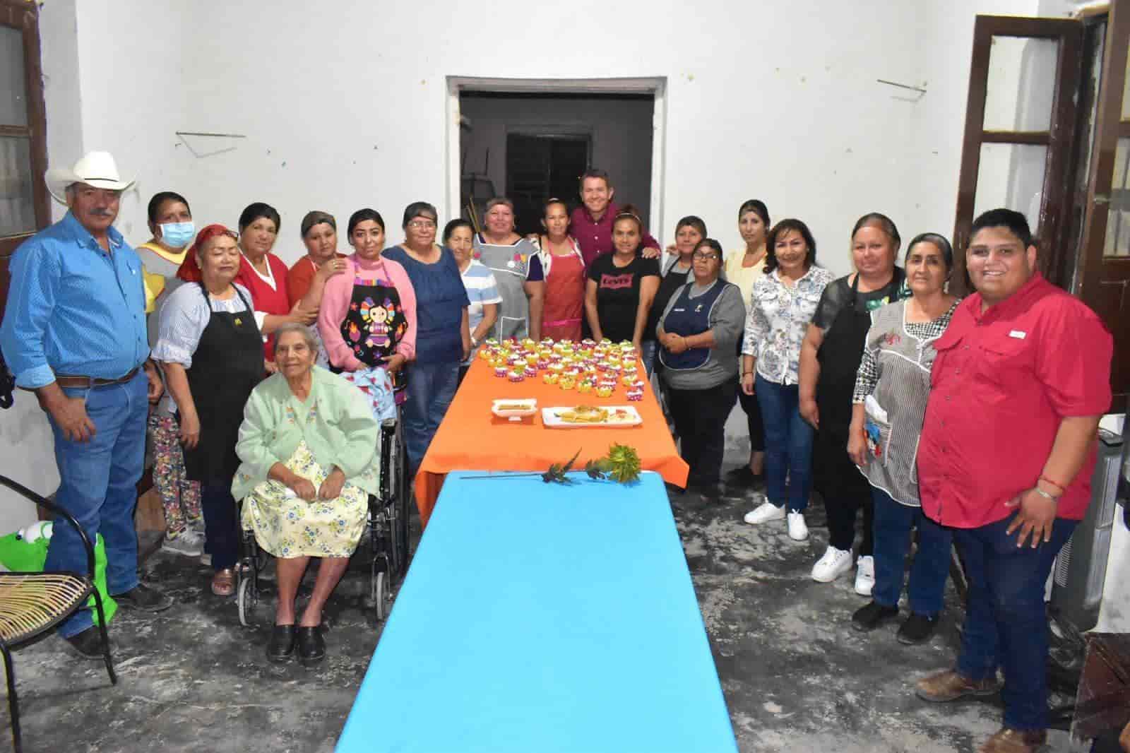 Felicita Hugo a alumnas de gastronomía