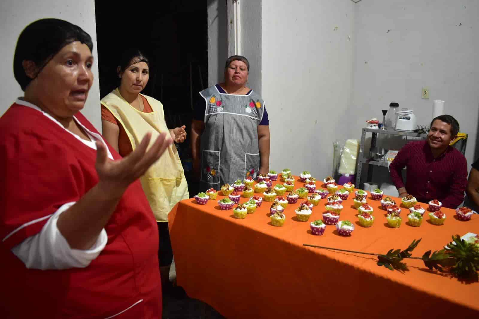 Felicita Hugo a alumnas de gastronomía