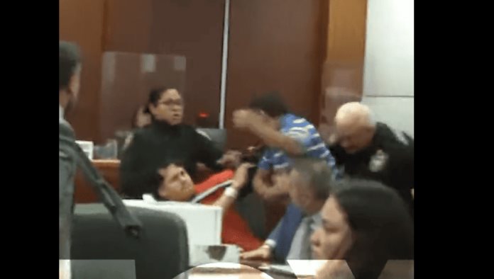 Familia golpea en pleno juicio al asesino de su hija que se burlaba de ellos