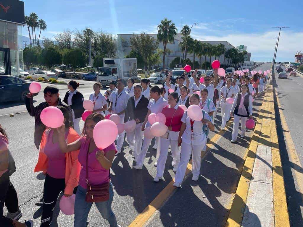 Marchan contra el cáncer de mama