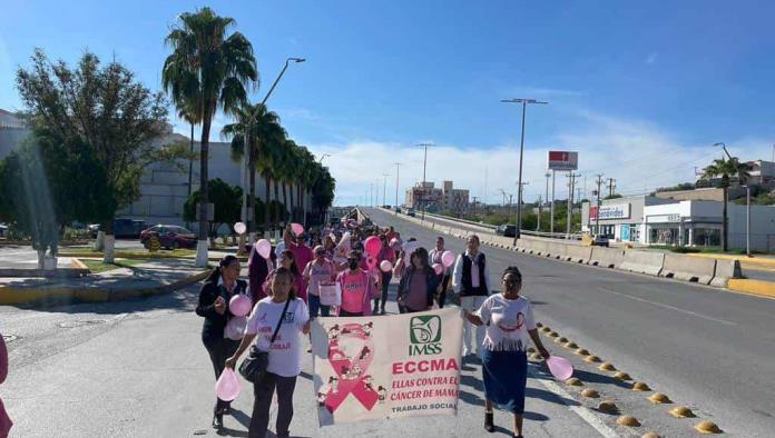 Marchan contra el cáncer de mama