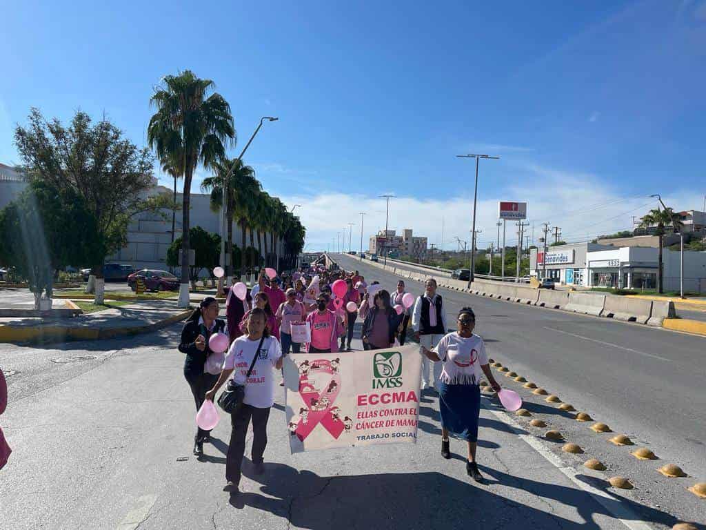 Marchan contra el cáncer de mama