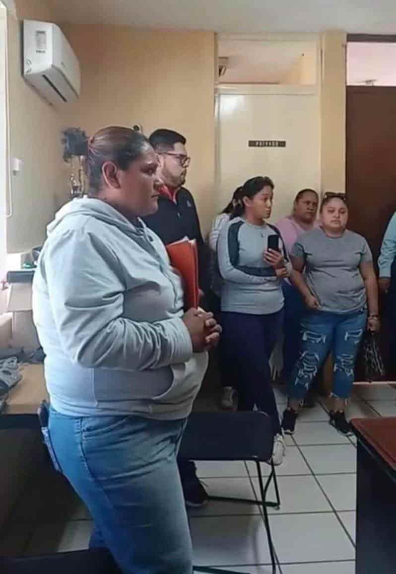 ¡EXPLOTAN CONTRA DIRECTOR! Protestan madres de familia