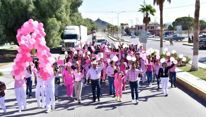 Caminan contra el cáncer de mama