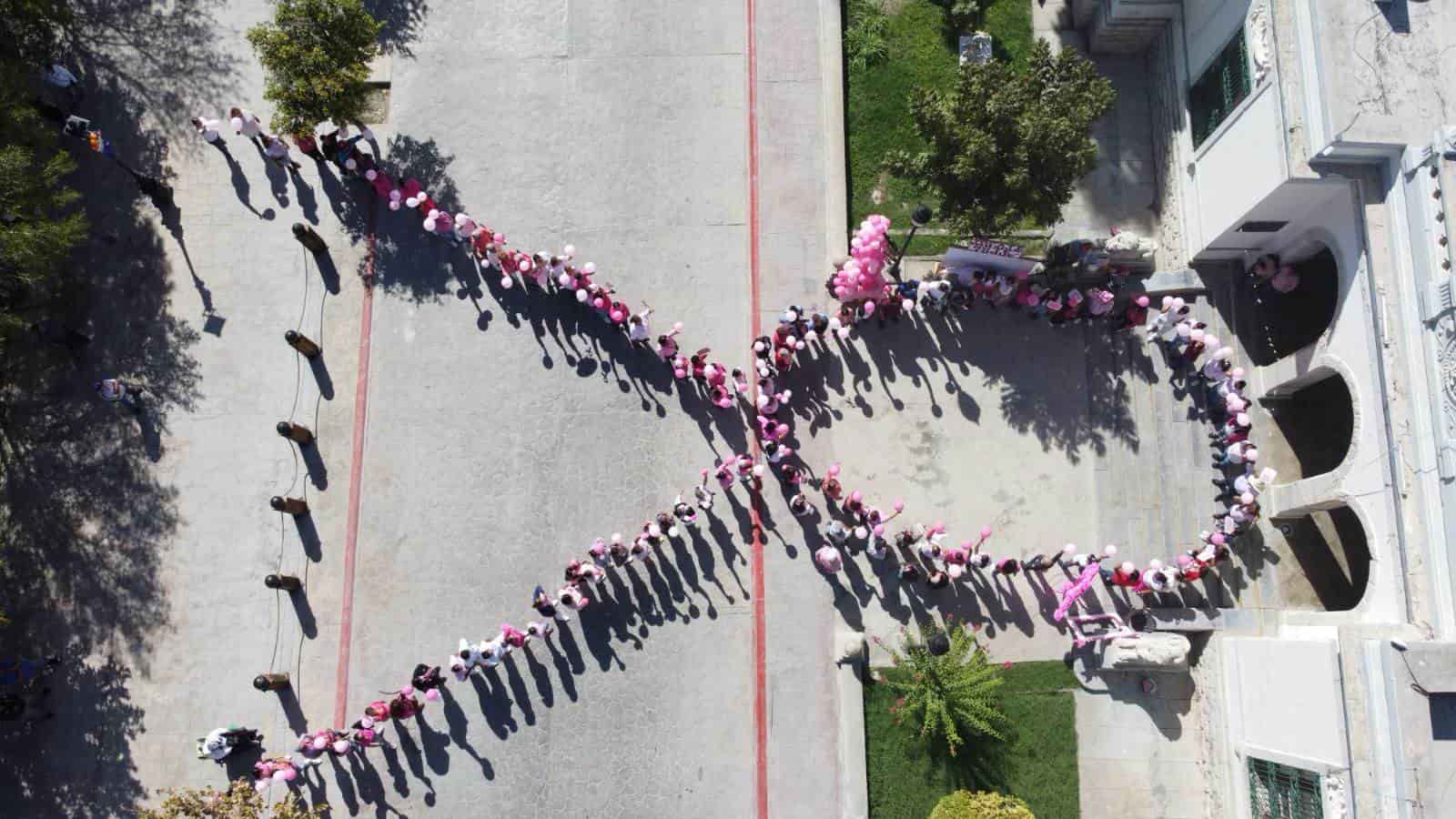 Caminan contra el cáncer de mama