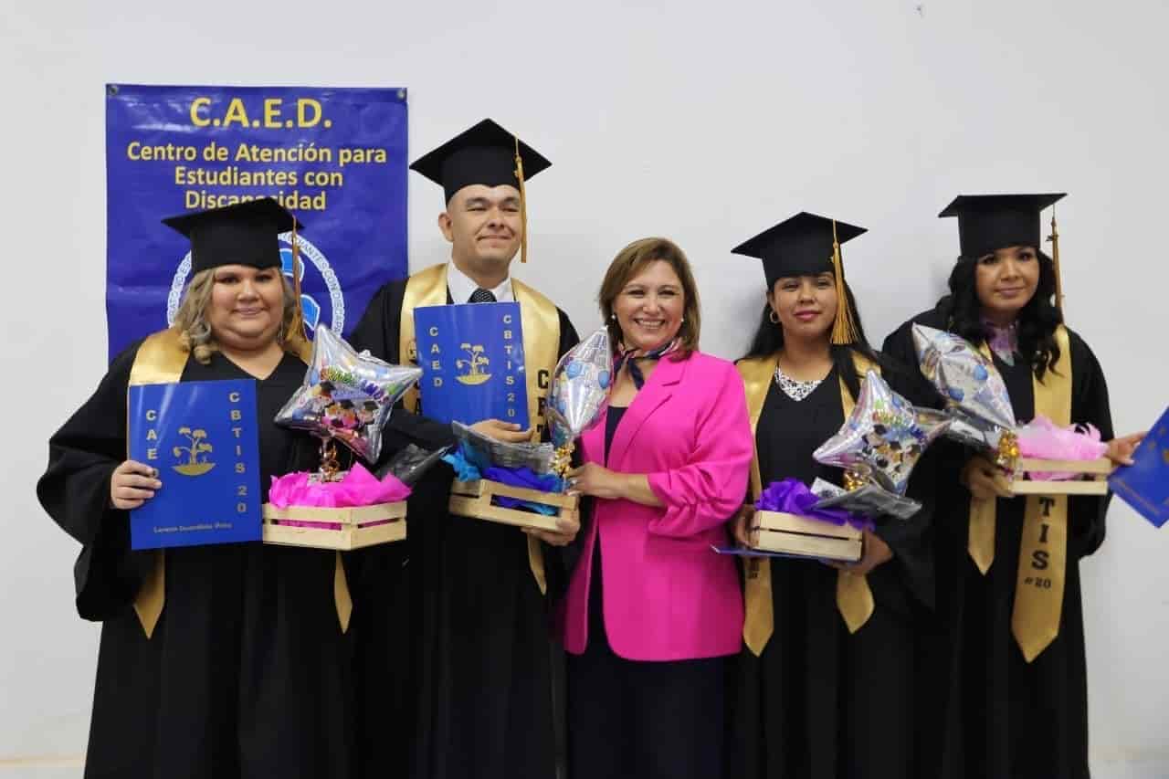 Emociona a alcaldesa amadrinar generación