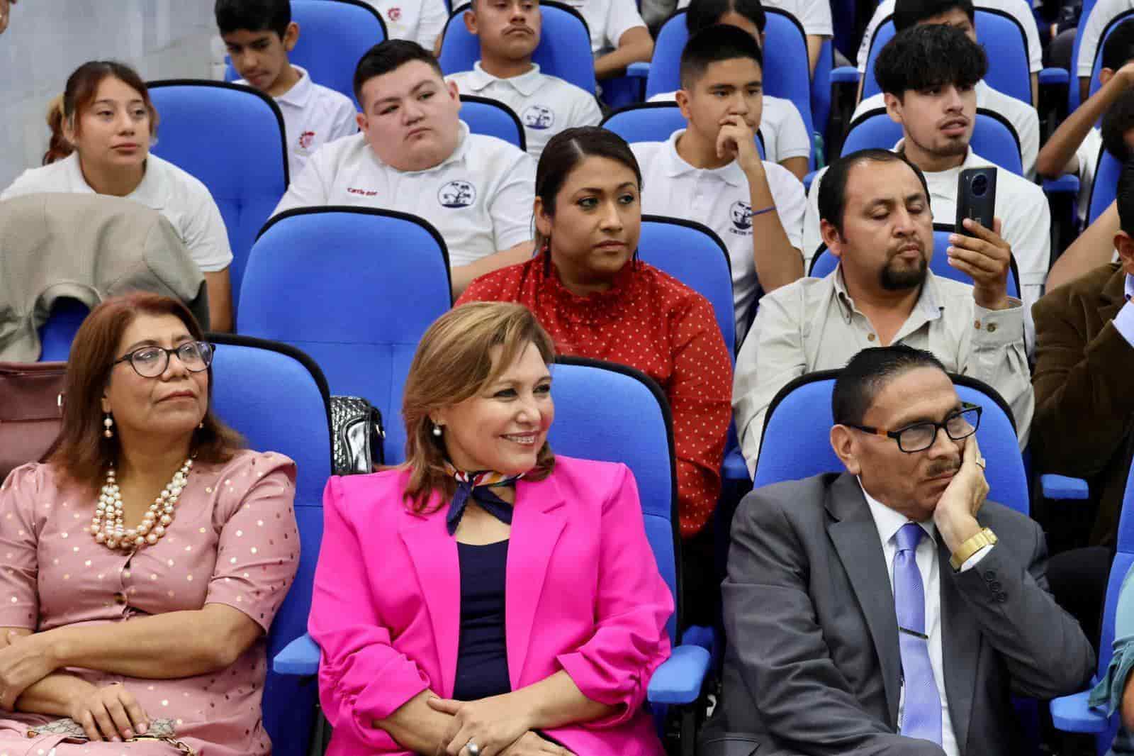 Emociona a alcaldesa amadrinar generación