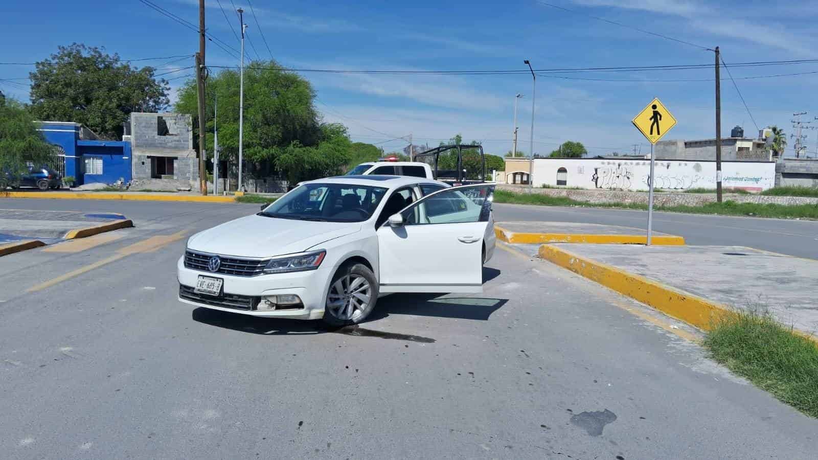 Brinca camellón con todo y auto