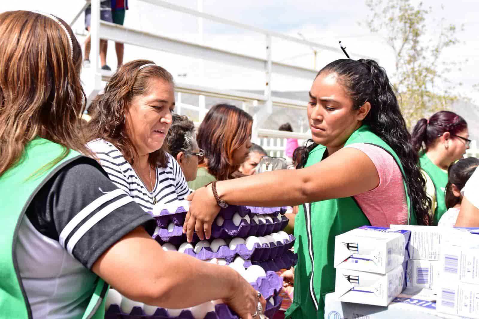 Dan apoyo alimentario a familias de Ciénegas