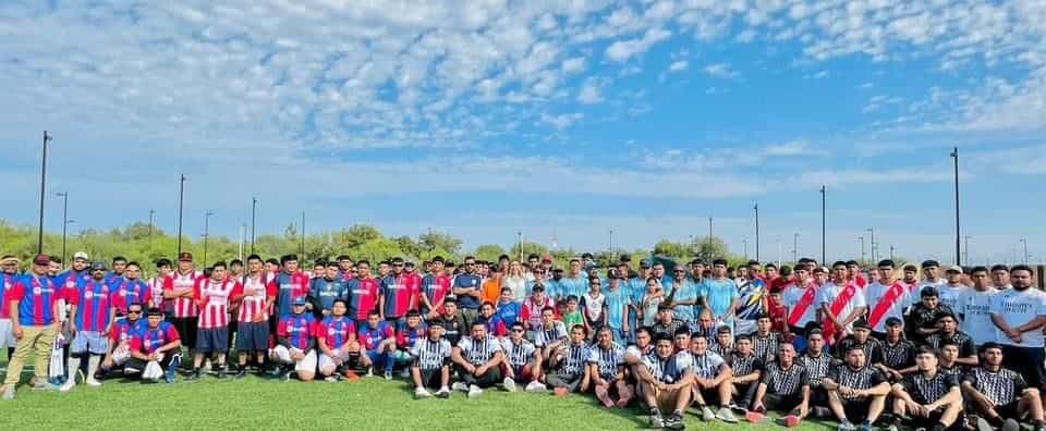 Entregan uniformes a futbolistas