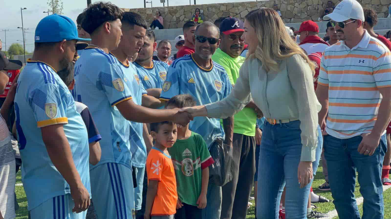 Entregan uniformes a futbolistas