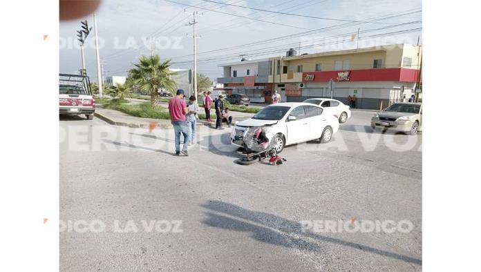 Incrusta moto en automóvil