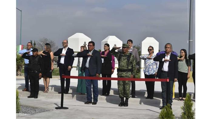 Inauguran hemiciclo a los Niños Héroes