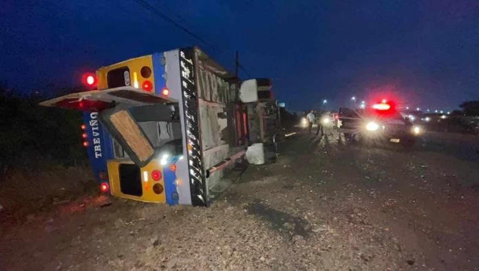 ¡AFECTADO POR LA LLUVIA! Vuelca camión