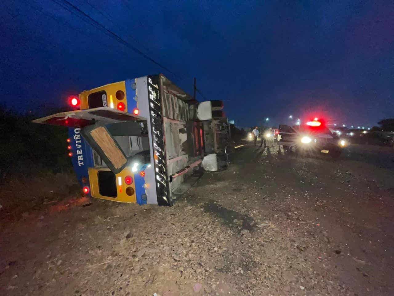 ¡AFECTADO POR LA LLUVIA! Vuelca camión