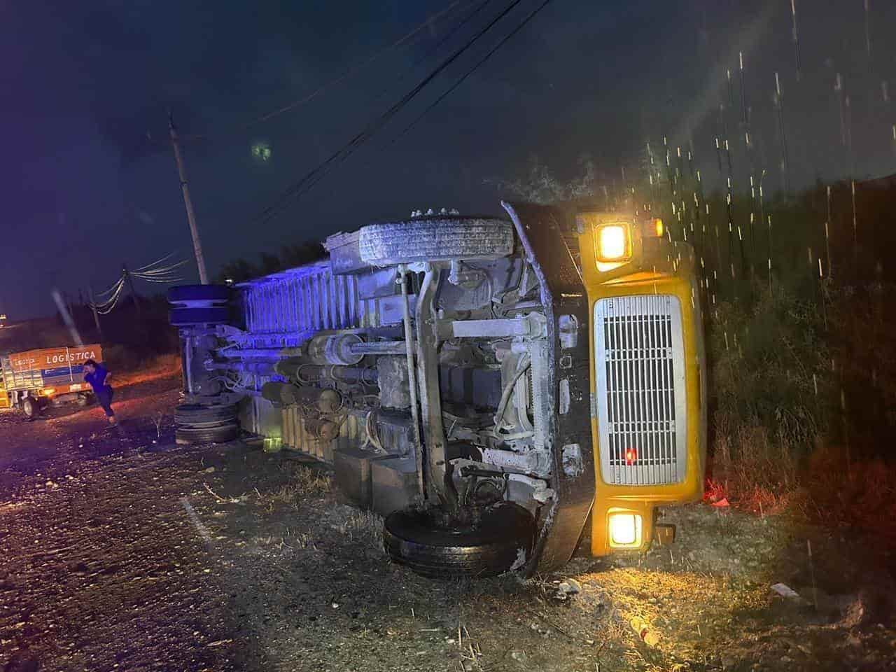 ¡AFECTADO POR LA LLUVIA! Vuelca camión