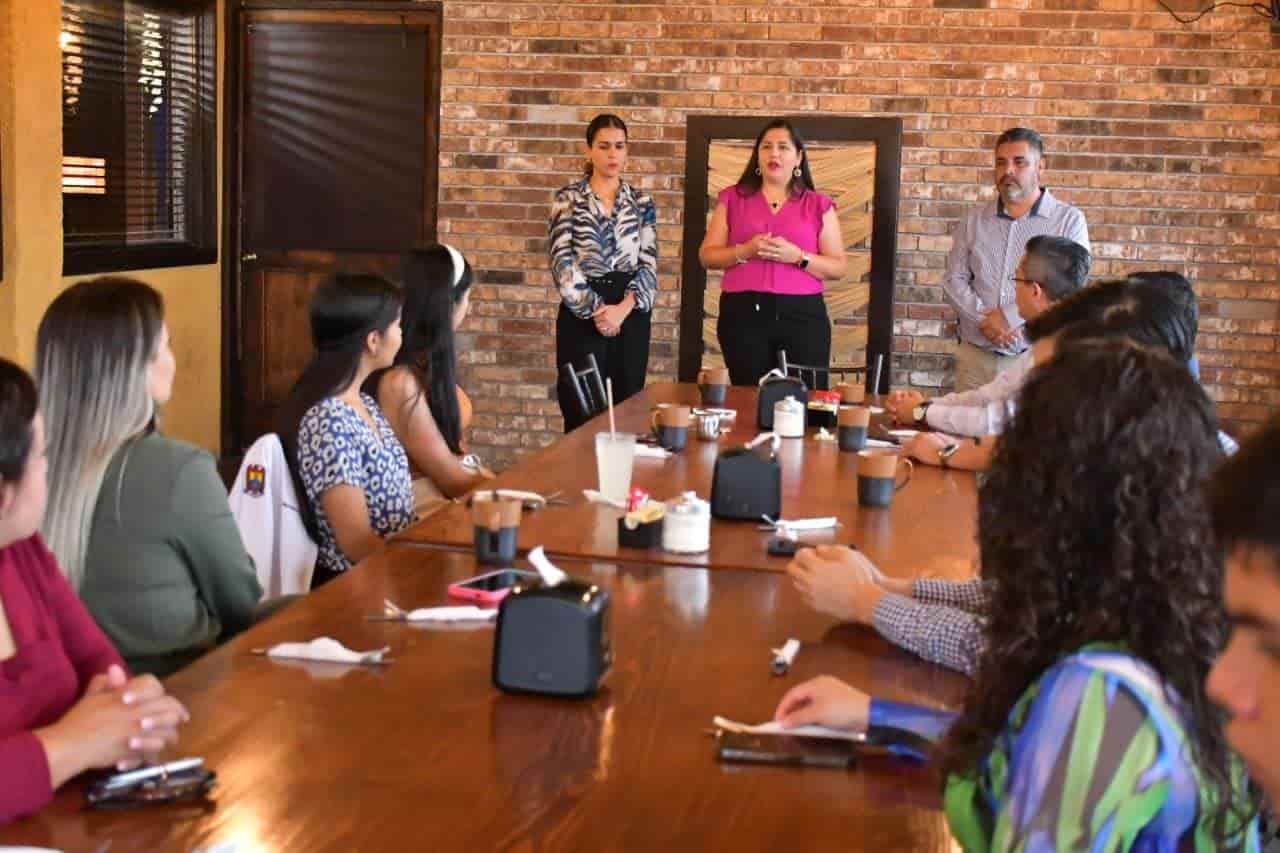 ¡FESTEJAN  a los médicos de Nava!