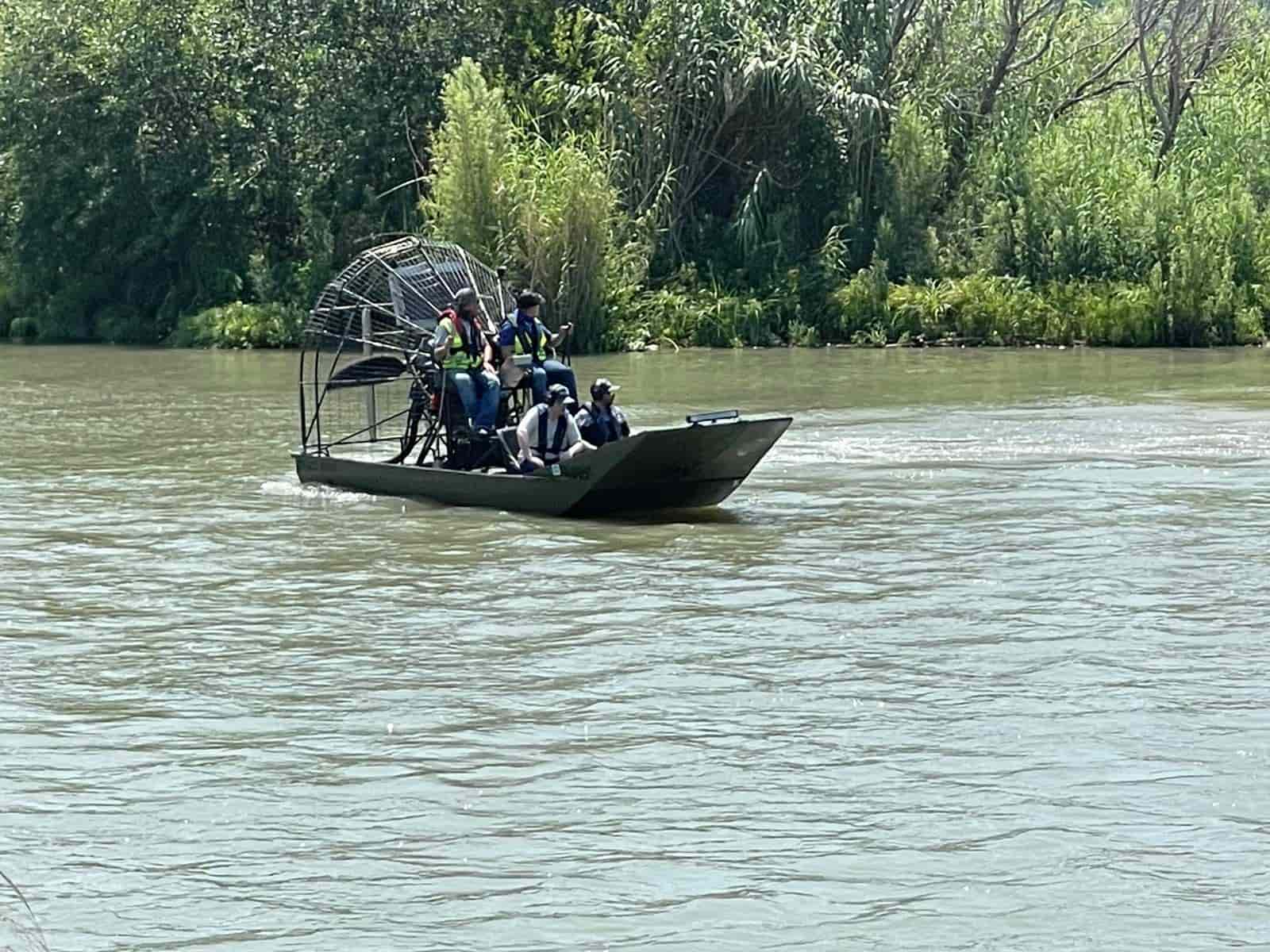 ¡LOS ARRASTRÓ LA CORRIENTE! Hombre perdió la vida y joven está crítica