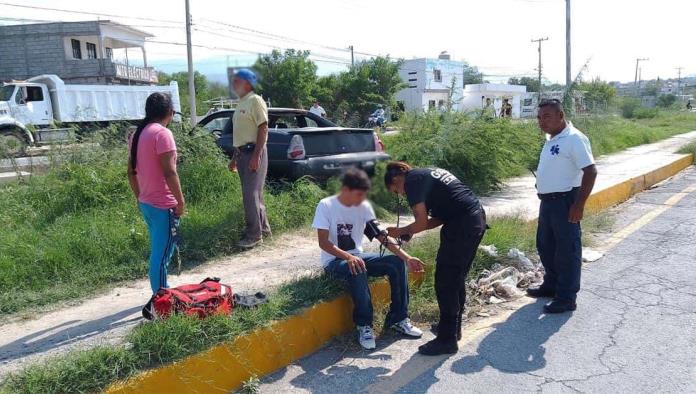 Esquiva bache y se ‘trepa’ a camellón