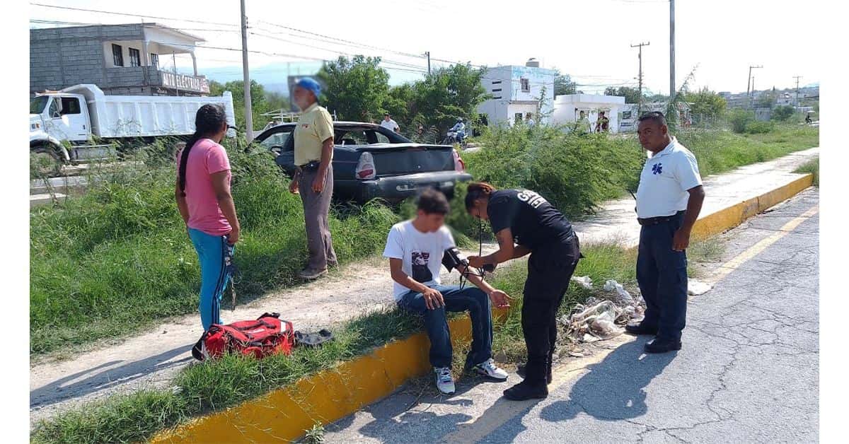 Esquiva bache y se ‘trepa’ a camellón