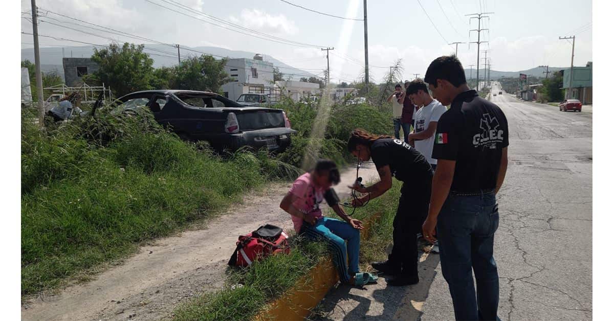 Esquiva bache y se ‘trepa’ a camellón