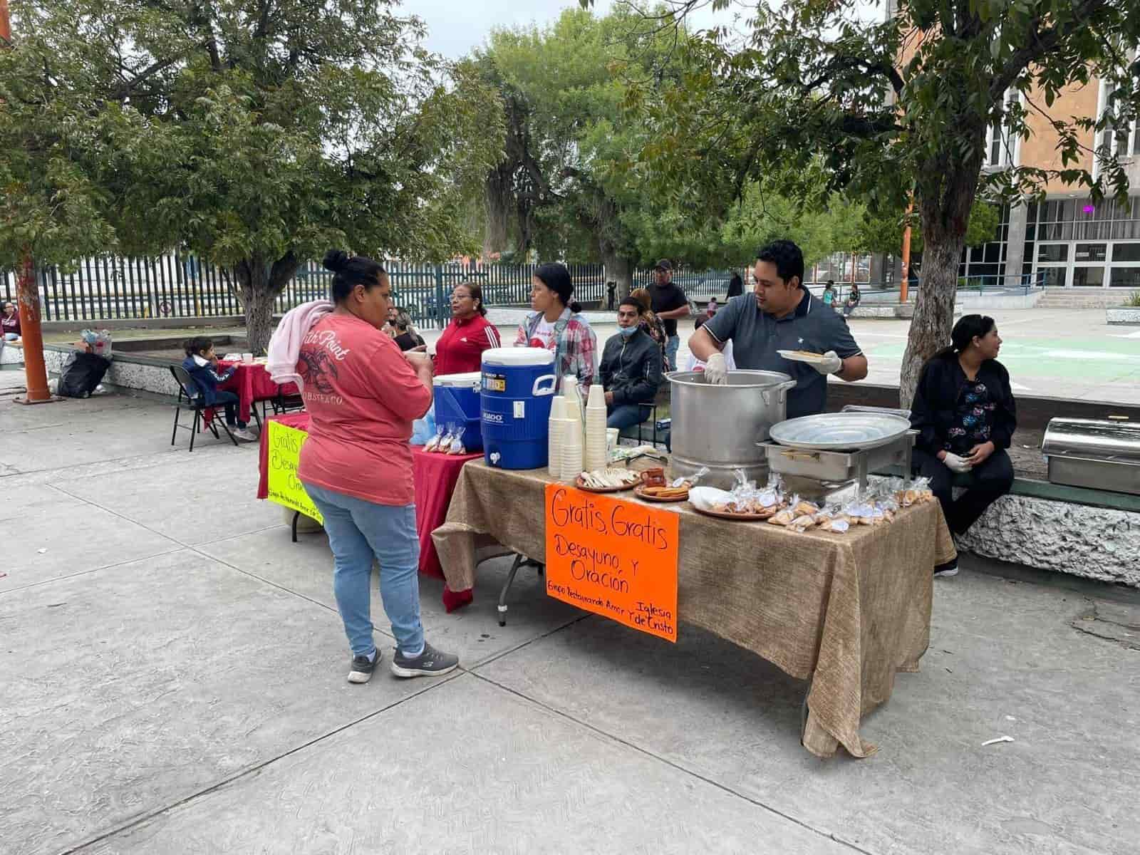 Entregan desayunos y oraciones