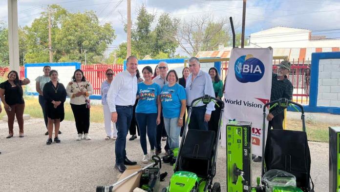 Entregan equipo a escuelas 