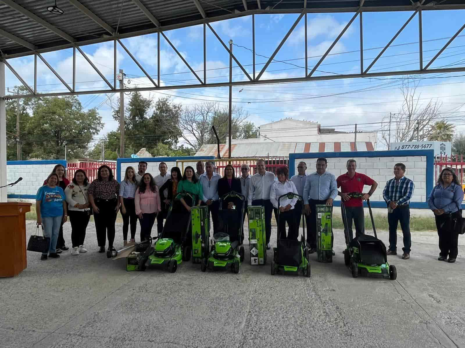 Entregan equipo a escuelas 