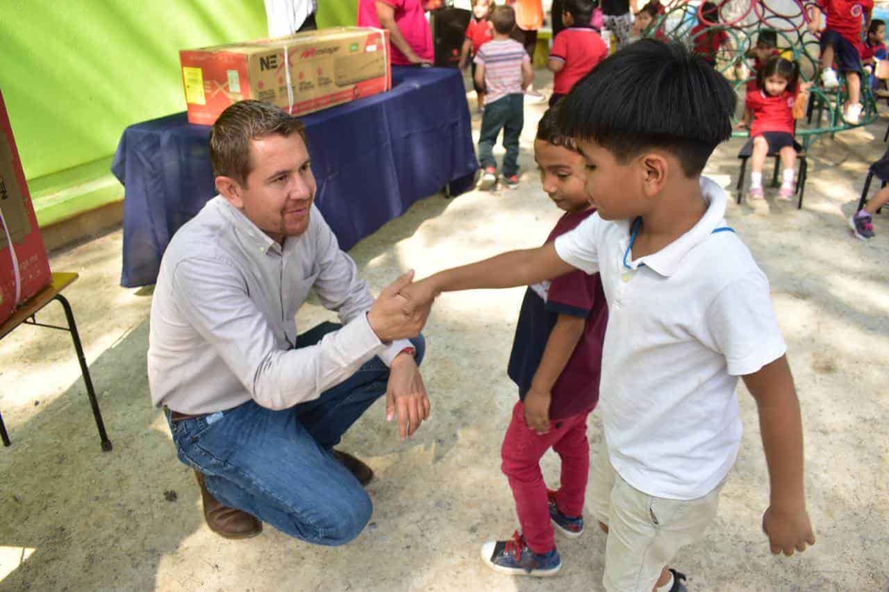 Entregan clima a Jardín de Niños