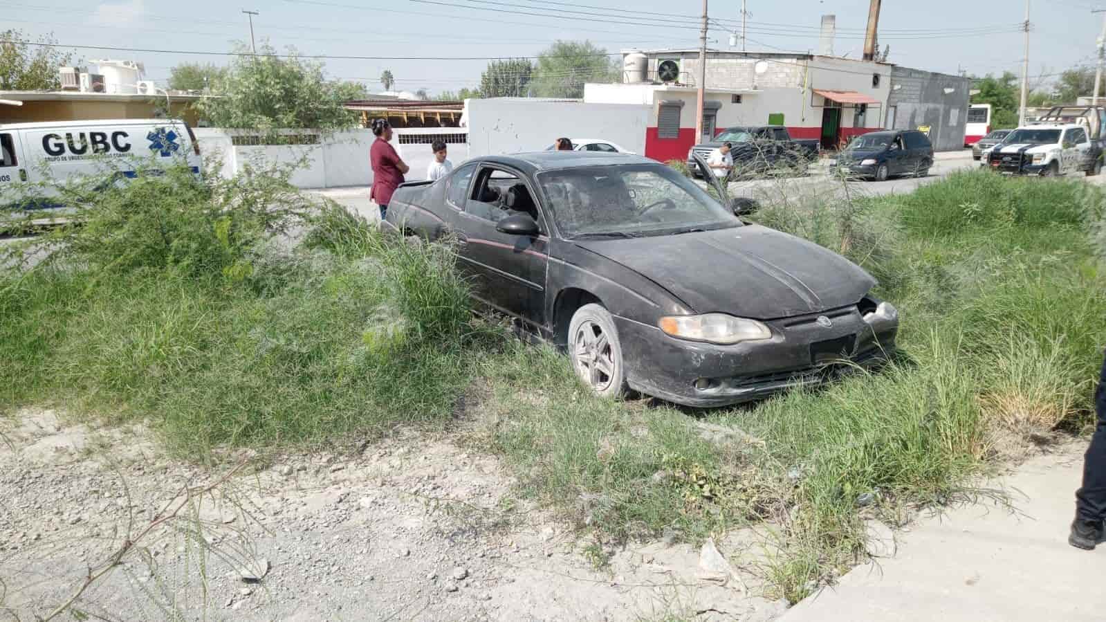 Esquiva bache y se ‘trepa’ a camellón