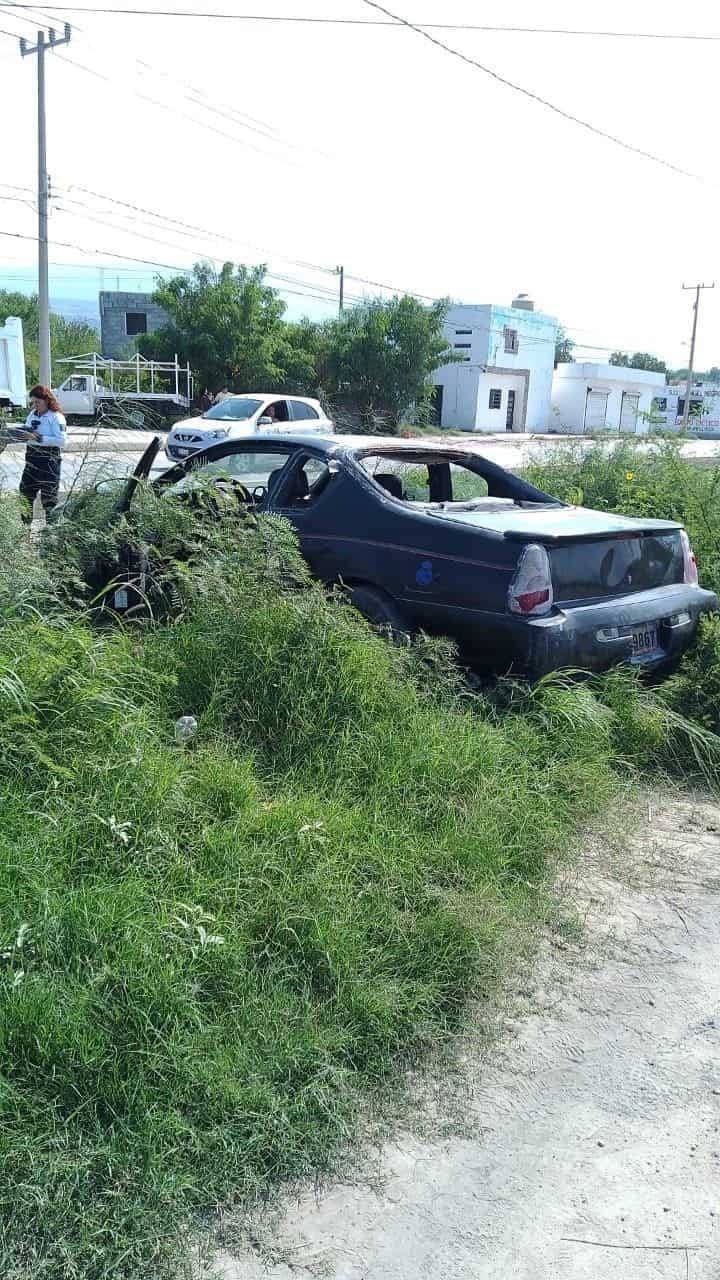 Esquiva bache y se ‘trepa’ a camellón