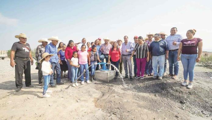 Abastecen de agua a ejidos 