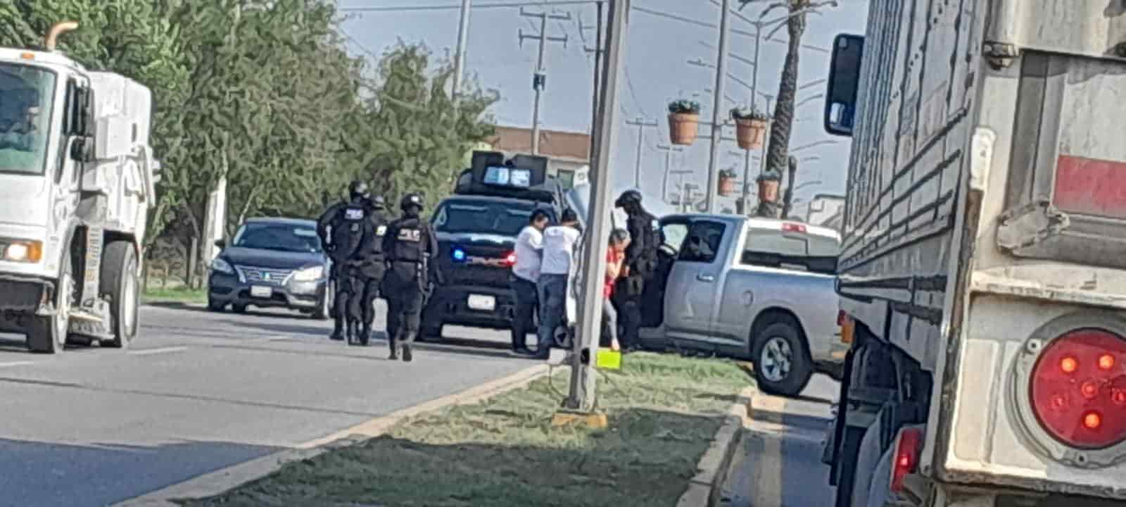 Impaciente conductora se ‘atora’ en camellón