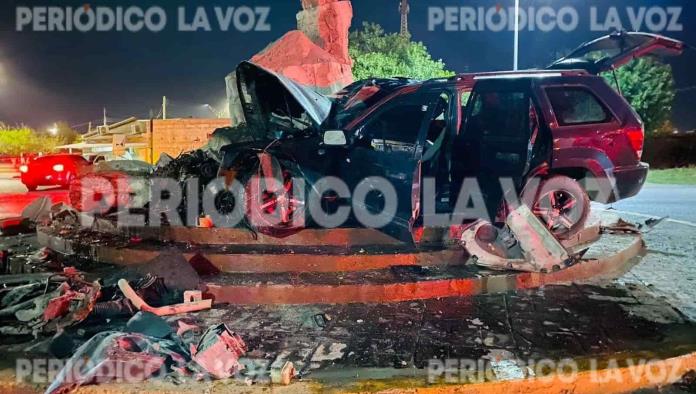 Destroza camioneta contra una rotonda