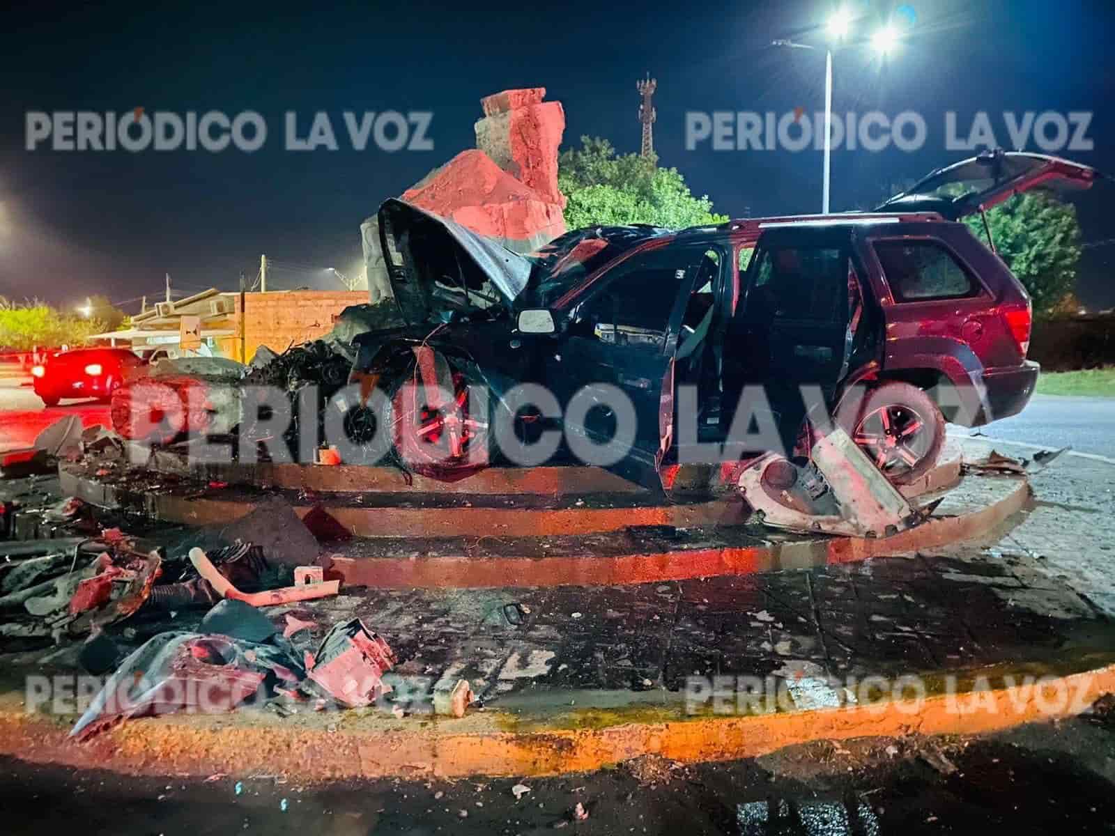 Destroza camioneta contra una rotonda